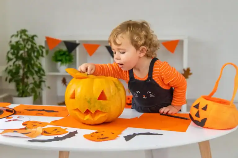 Adorable Halloween craft for preschoolers featuring pumpkin decorations and creative kids' art proje.