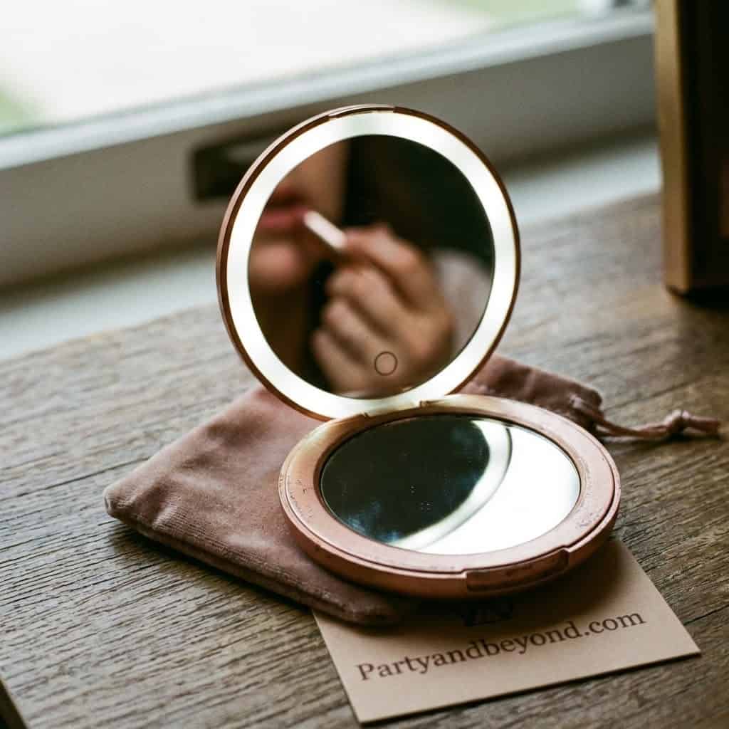 Compact mirror with LED light, perfect for Sweet 16 gift ideas. Elegant and practical accessory for.