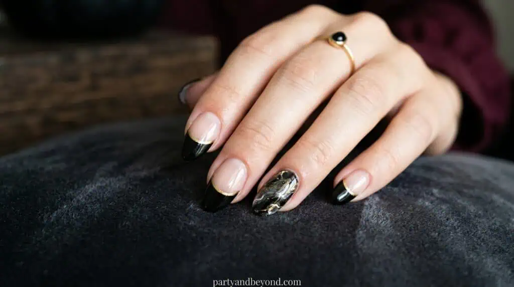 Black tips with thin gold detailing۔